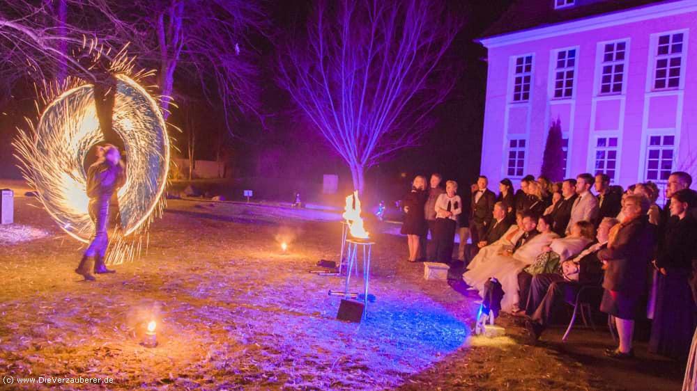 Feuerschlucker mit großen Feuereffekten