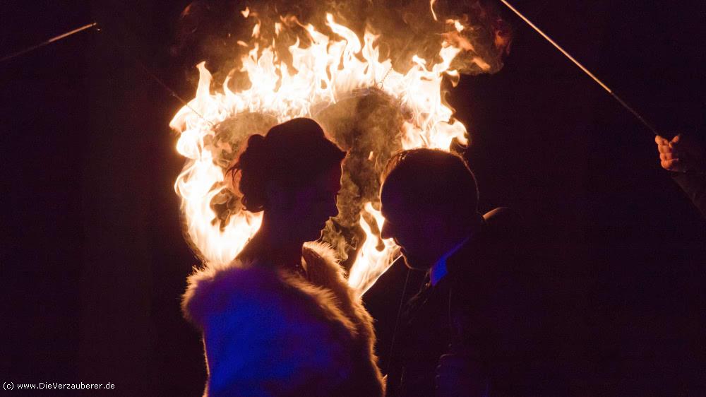 Feuerkünstler mit außergewöhnlichen Flammeneffekten